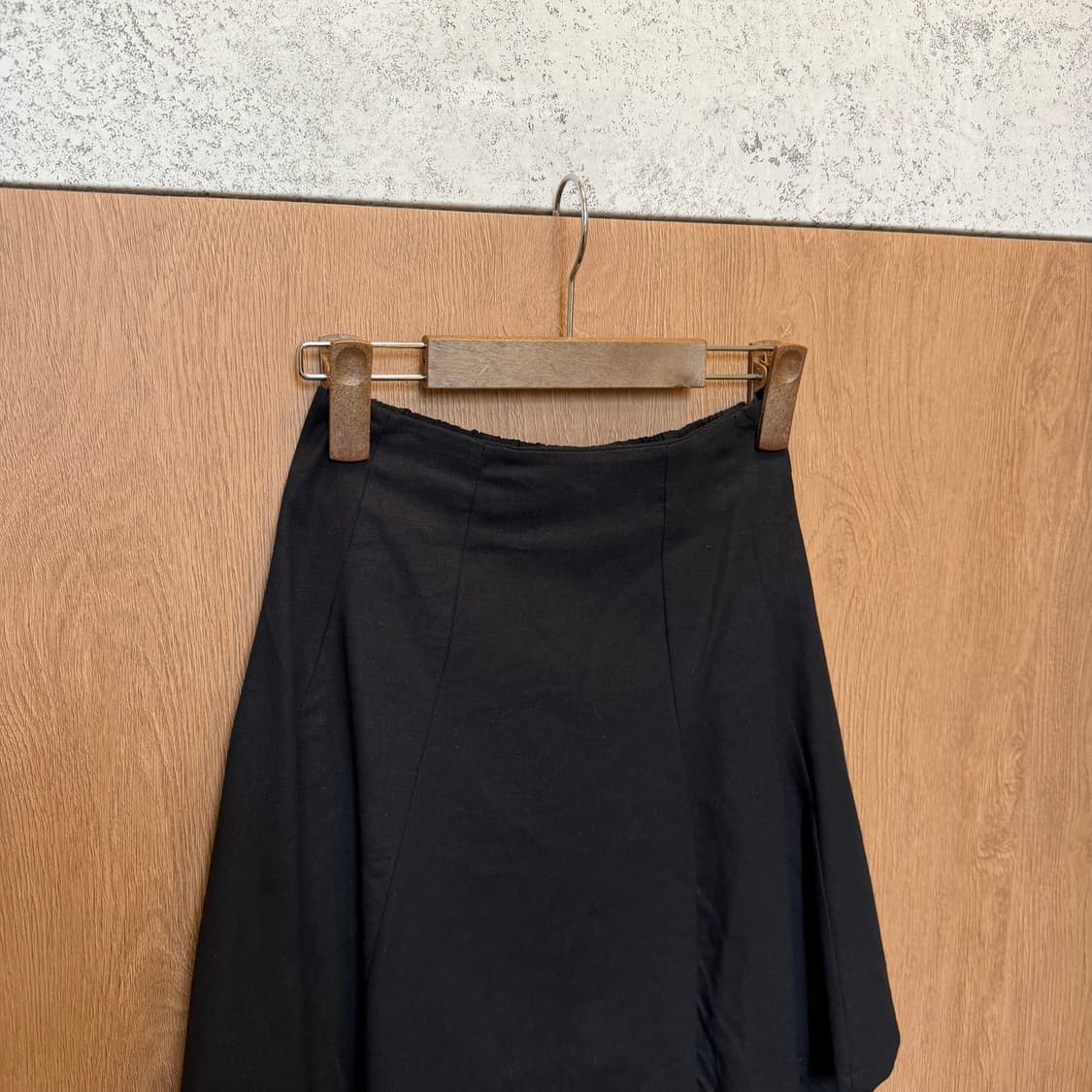 빈티지 밴딩 미디 스커트 사이드 핀턱 디테일 A라인 블랙 상품이미지3