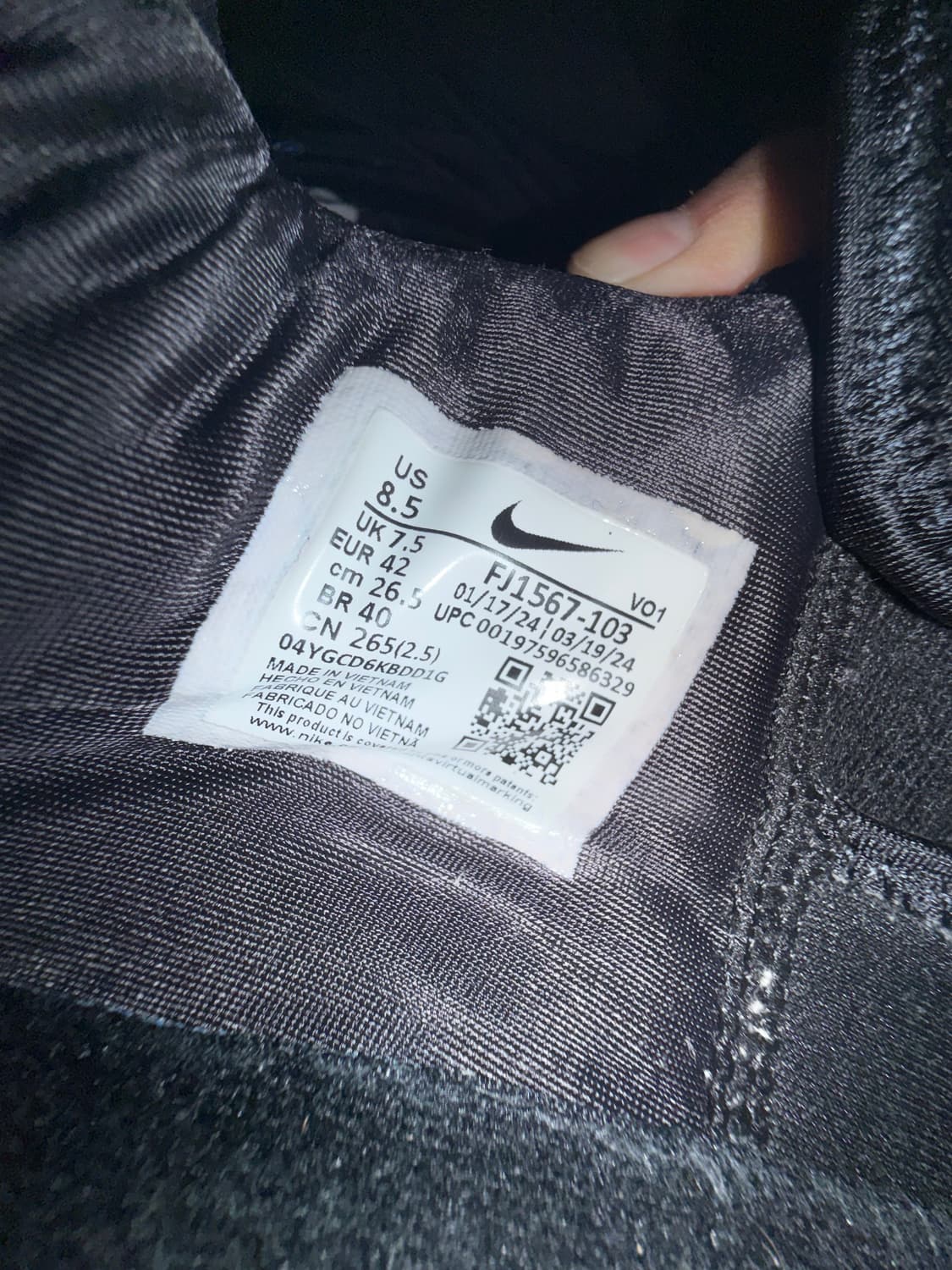 나이키 블랙/화이트 르브론 줌솔져 농구화입니다. 상품이미지5