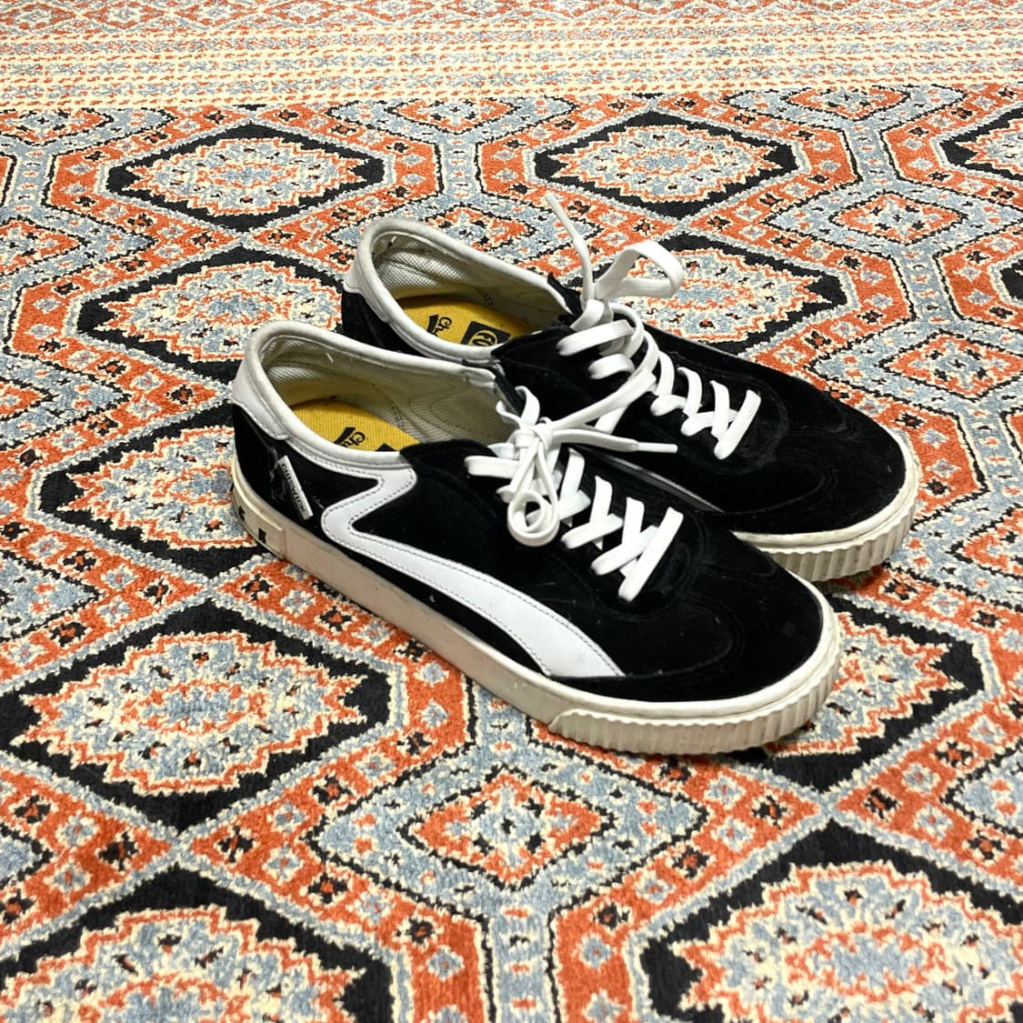 치스윅 블랙 스웨이드 스니커즈 240 상품이미지2