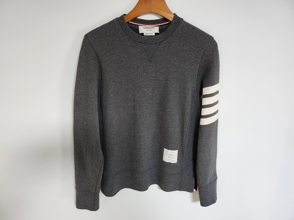 [1] 톰브라운 차콜 사선완장 맨투맨 MJT021H 상품이미지1