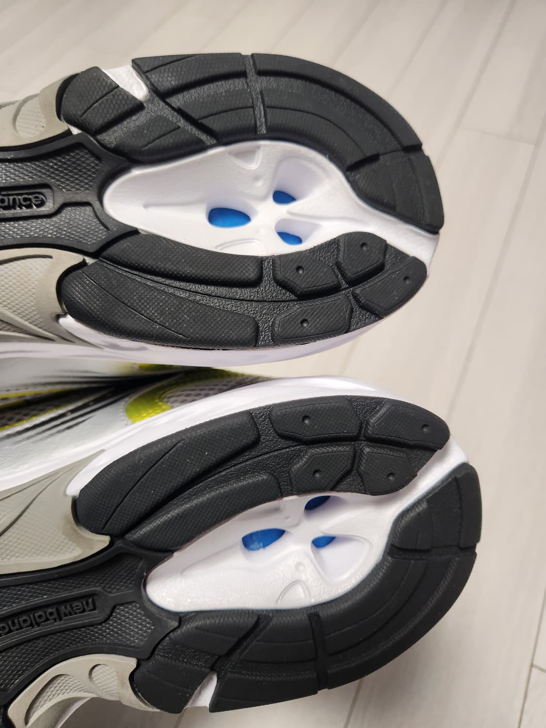 뉴발란스 530 실버 옐로우 운동화 사이즈275

거의 새거오염 하자없이 상품이미지7