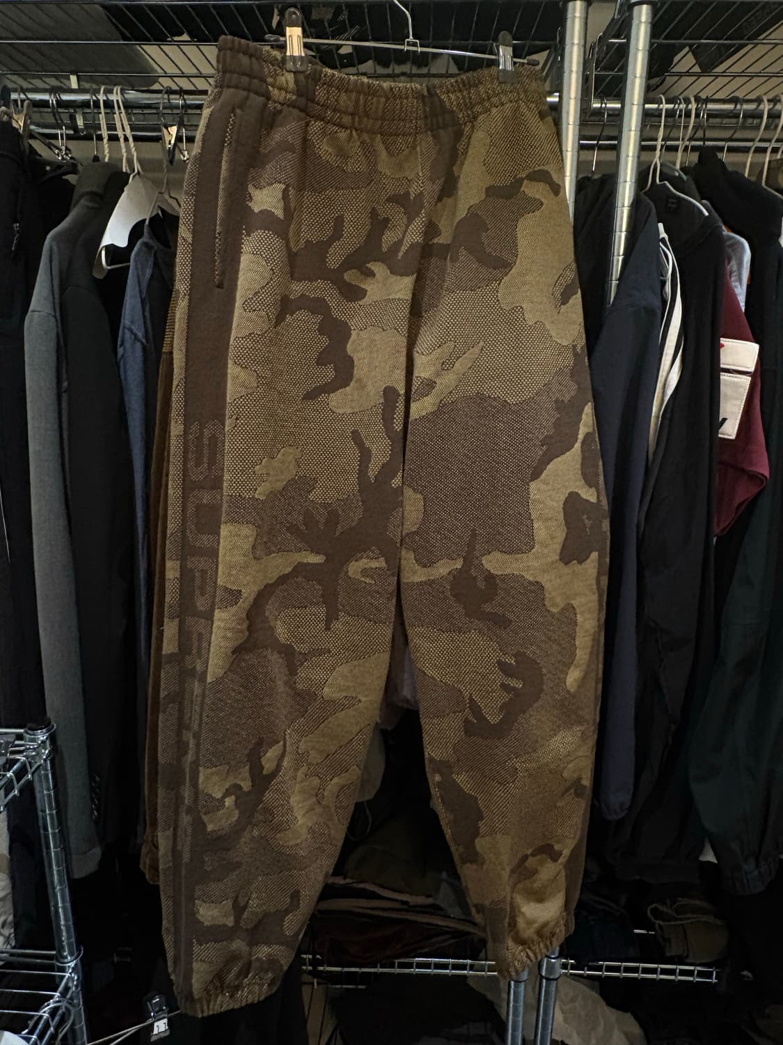 슈프림 Jacquard Stripe Sweatpant Brown 상품이미지1