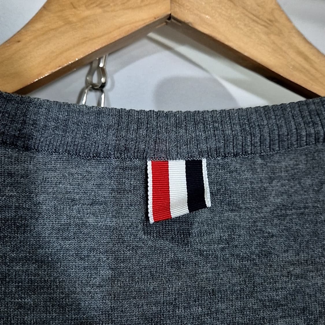 톰브라운 사선 완장 니트 상품이미지4