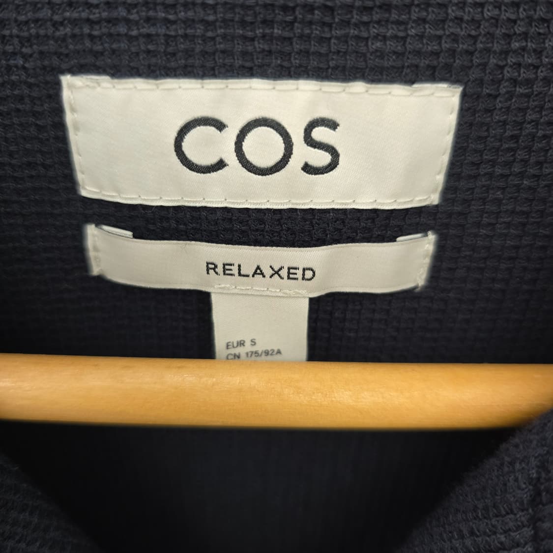 COS 코스 릴렉스드 핏 와플 니트 오픈 칼라 셔츠 - 네이비 상품이미지4