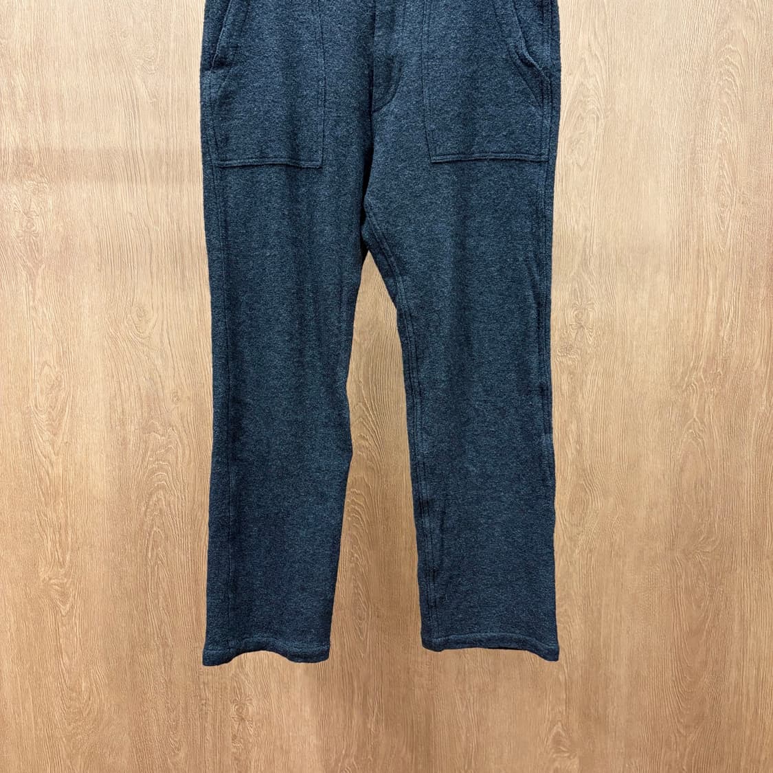 단톤 울 블렌드 워크 팬츠 사각 패치 포켓 로고 패치 버튼 디테일 차콜 상품이미지5