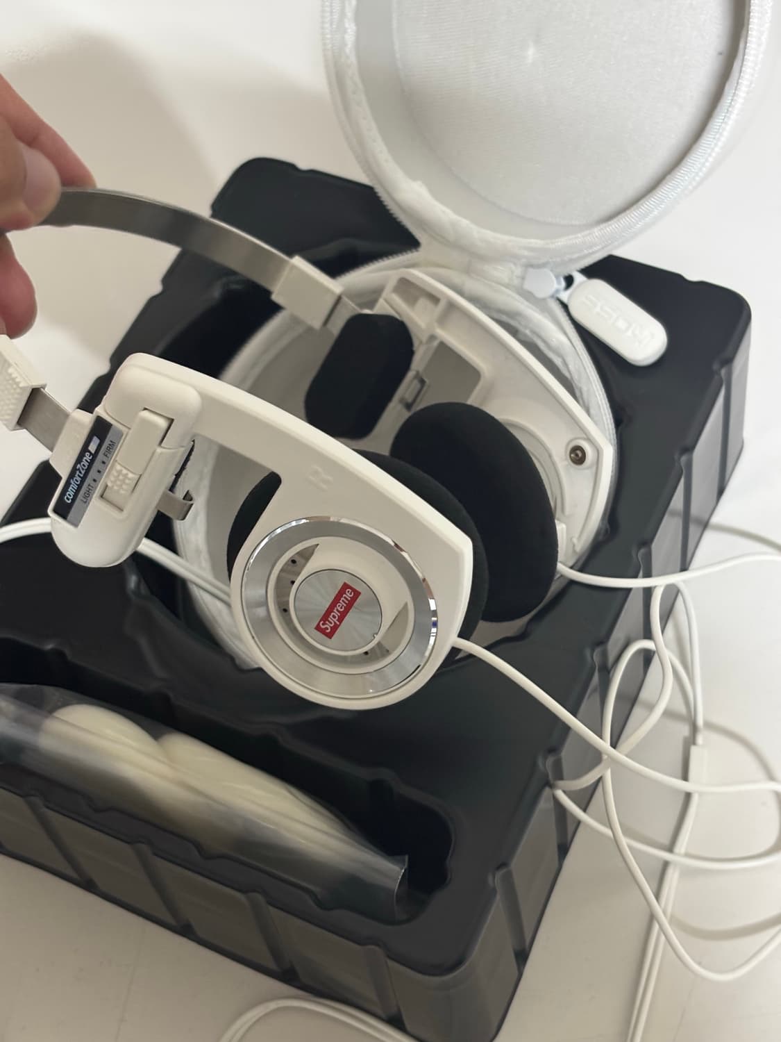 Supreme x Koss Portapro Headphones White 상품이미지2