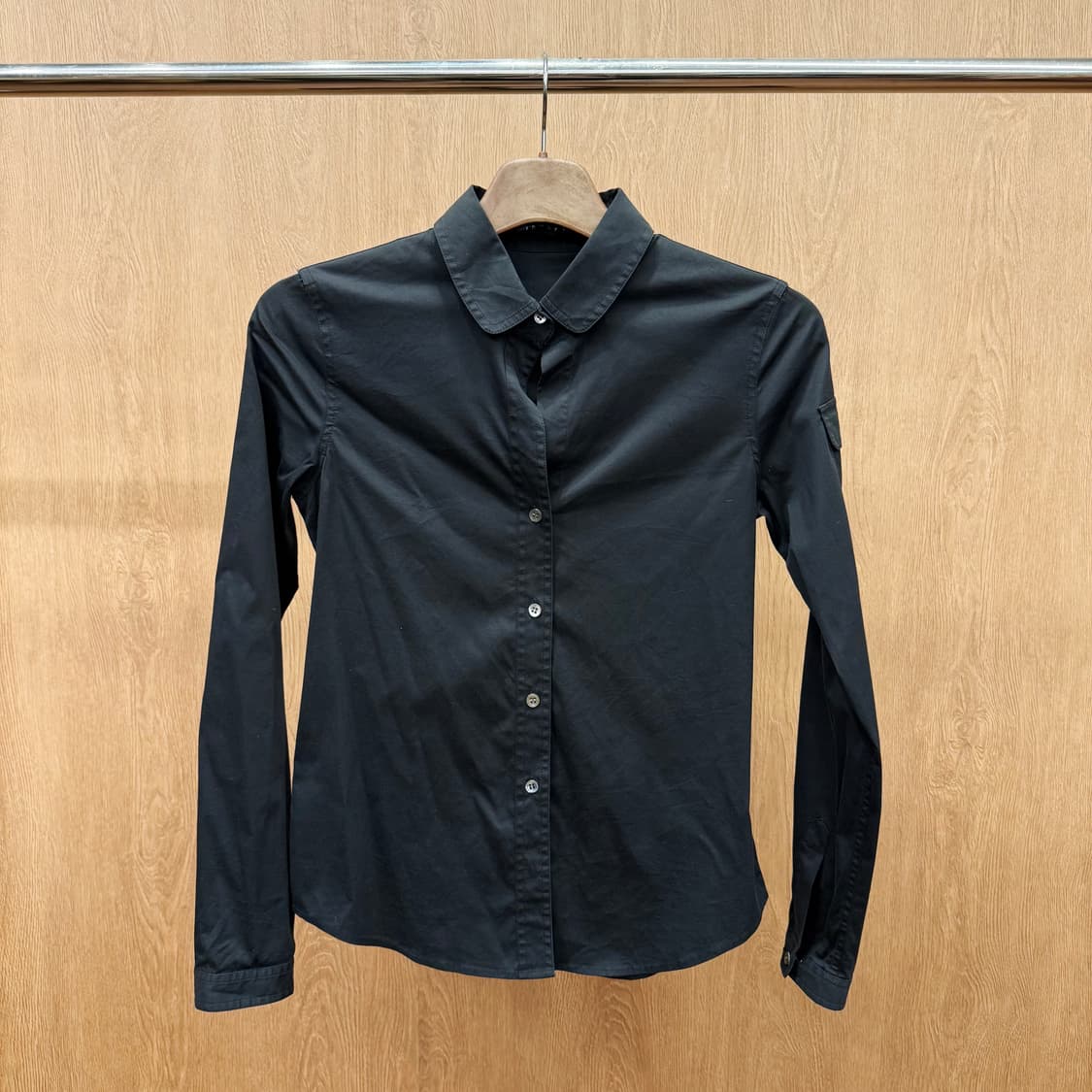 띠어리 코튼 긴팔 셔츠 블라우스 팔 스트랩 버튼 디테일 블랙 상품이미지2