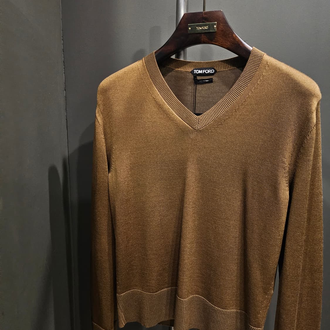 톰포드 실크 울 브이넥 니트 상품이미지2