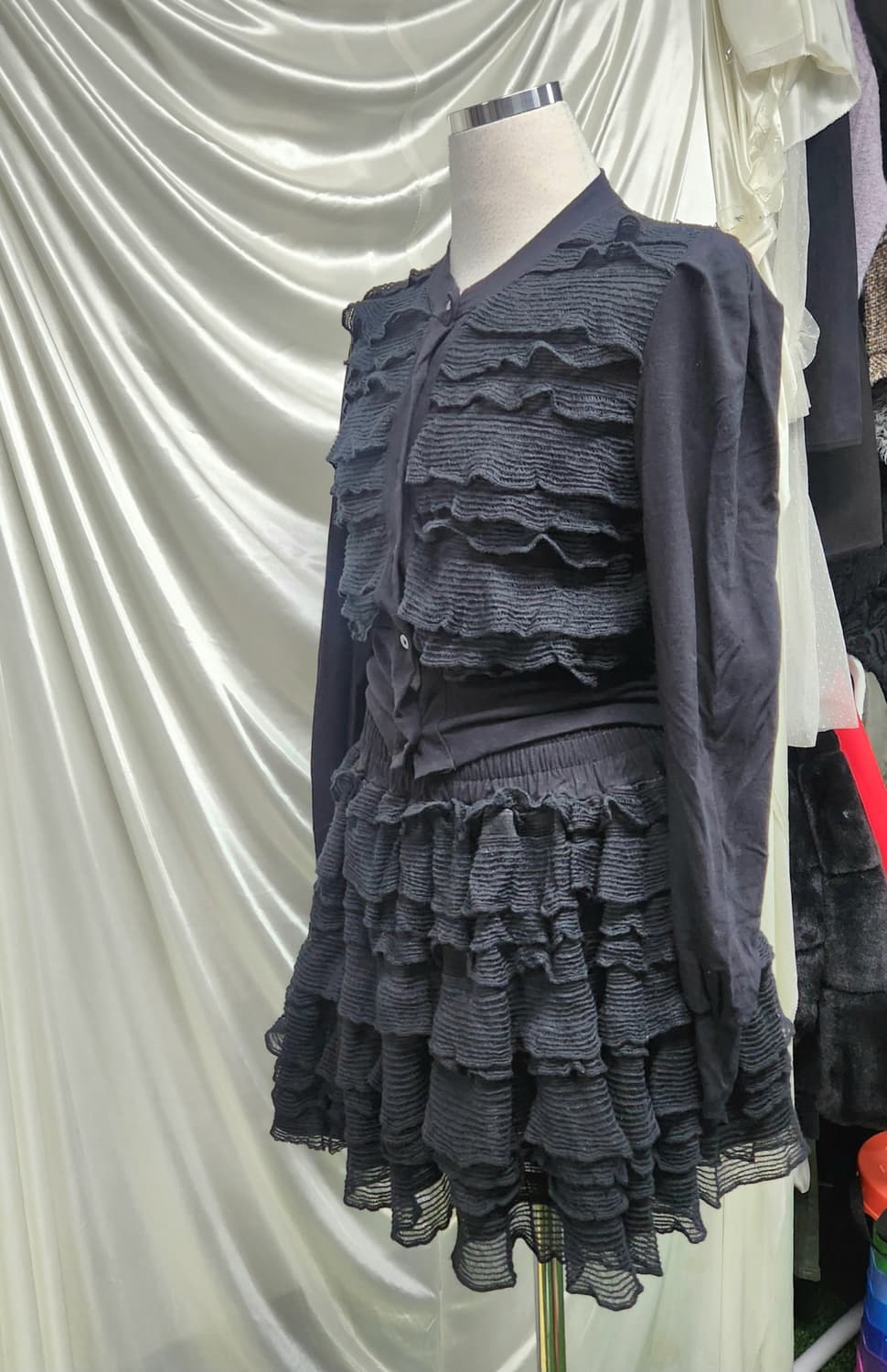 입체 러플 블랙 셋업룩🤍프릴 폭탄 블랙 치마바지·가디건 세트핏 상품이미지4