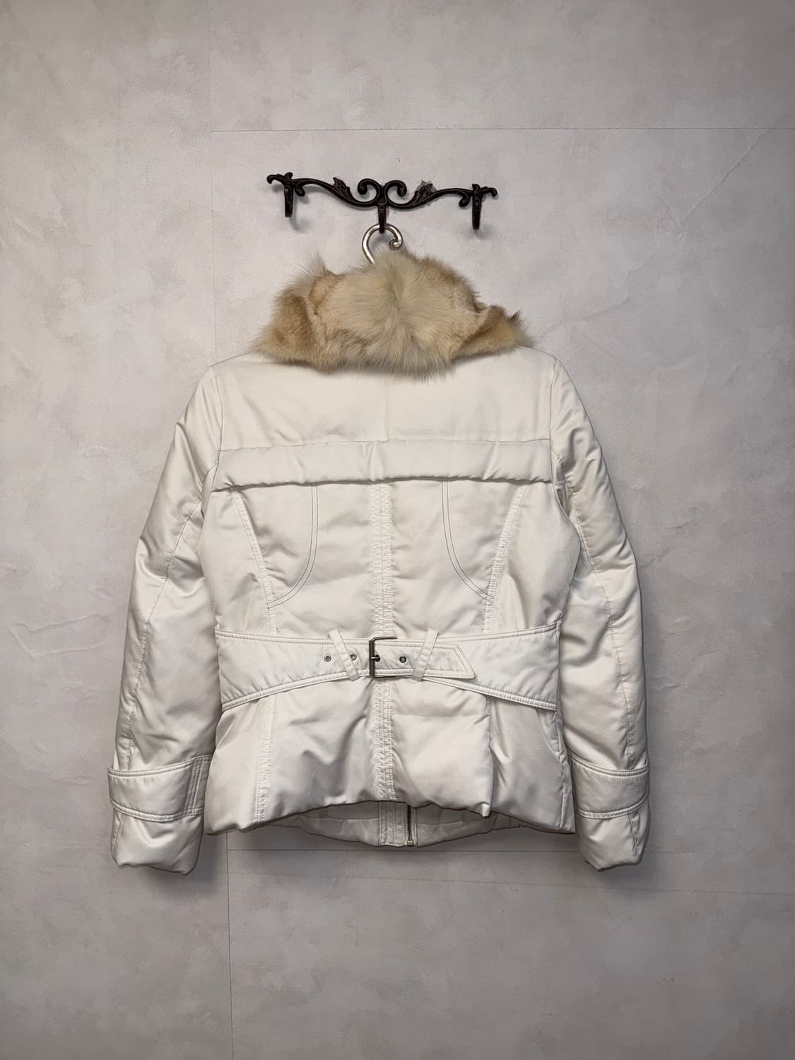 Lynn white belted buckle fox fur puffer  상품이미지3