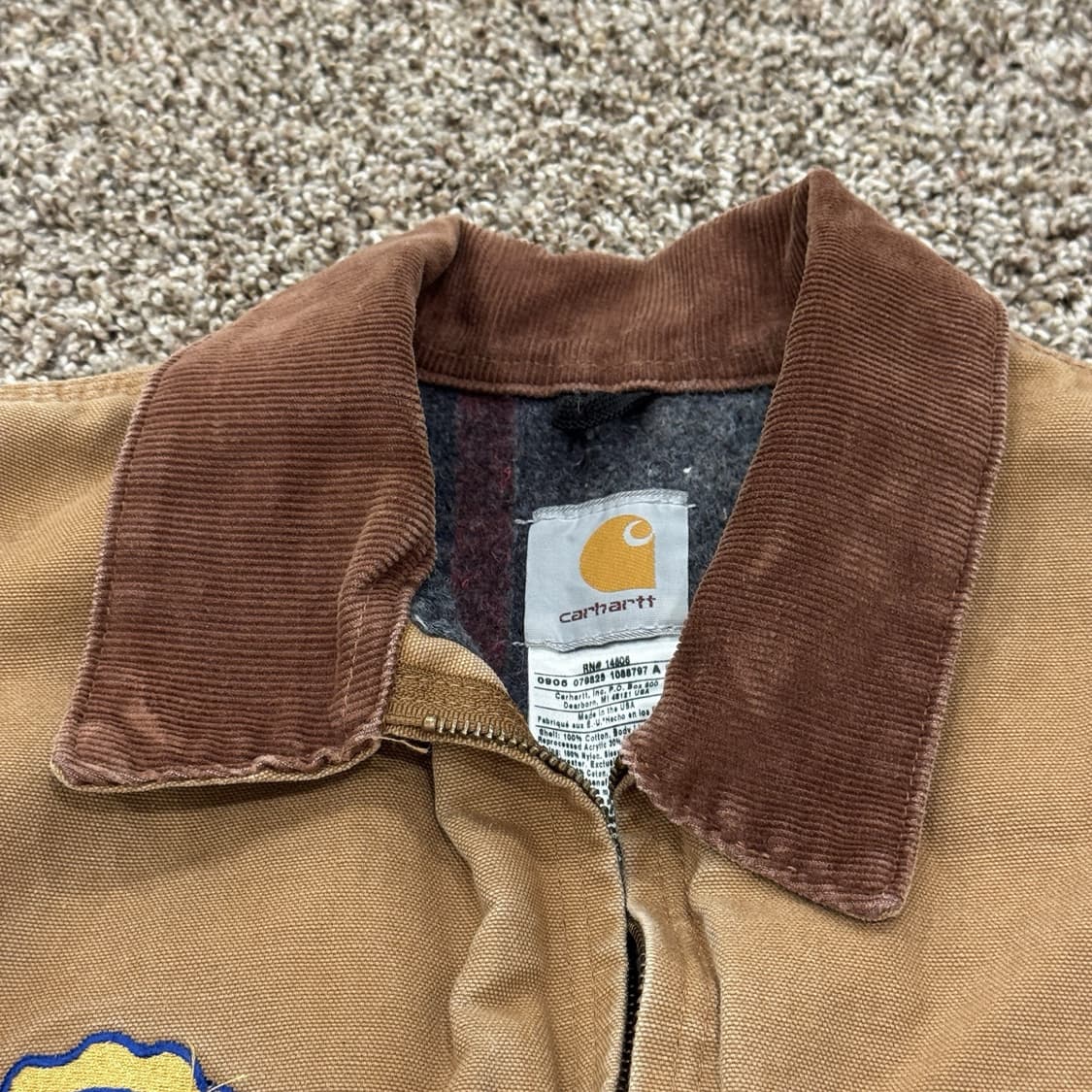 칼하트 J01 디트로이트 로완 컴퍼니스 커스텀 자켓 브라운 상품이미지2