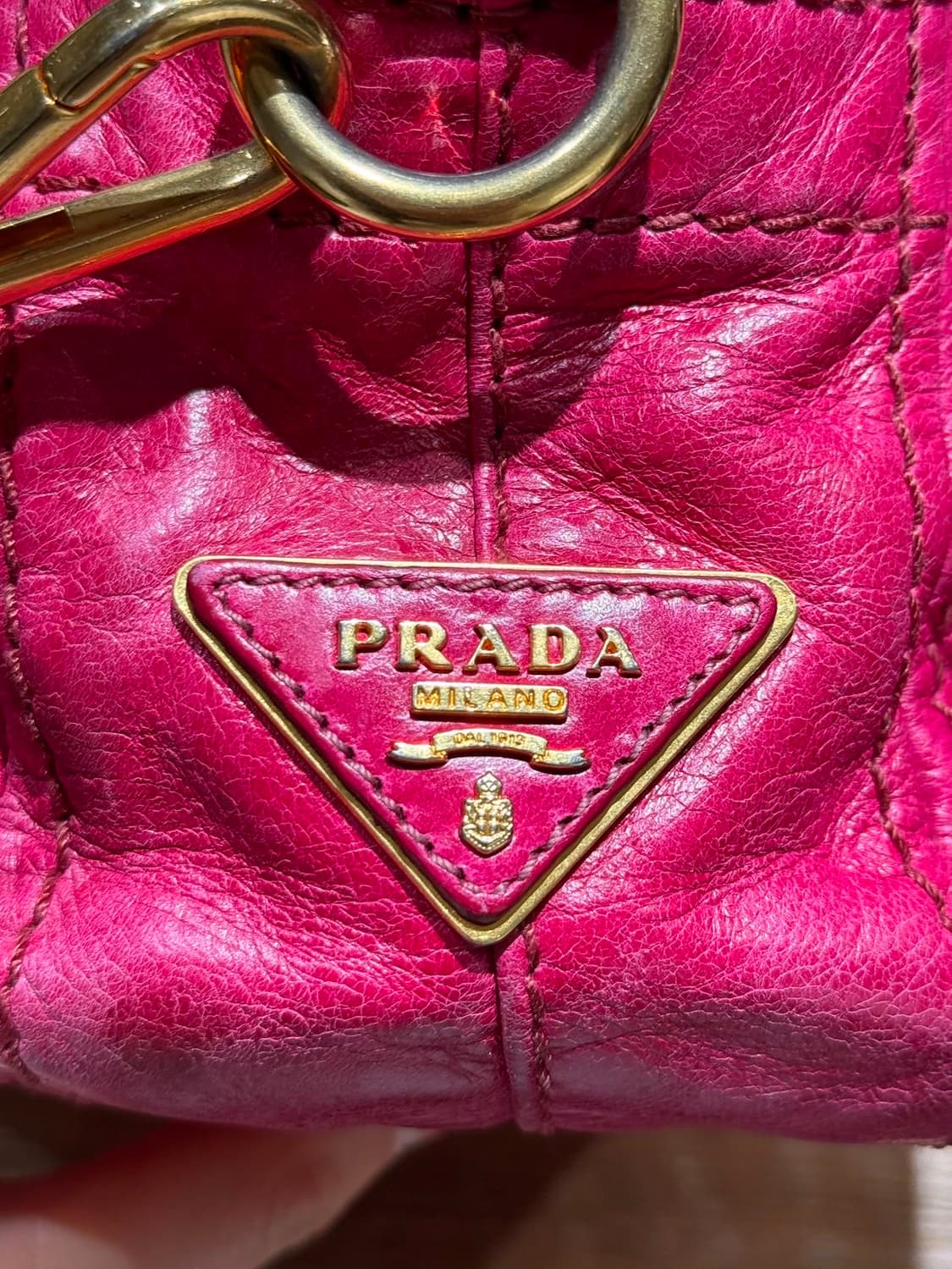 프라다 푸시아 비텔로 샤인 레더 탑핸들 크로스백 상품이미지7