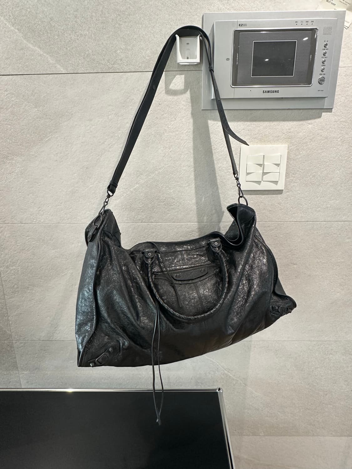 발렌시아가 르시티 트래블 백 블랙 상품이미지3