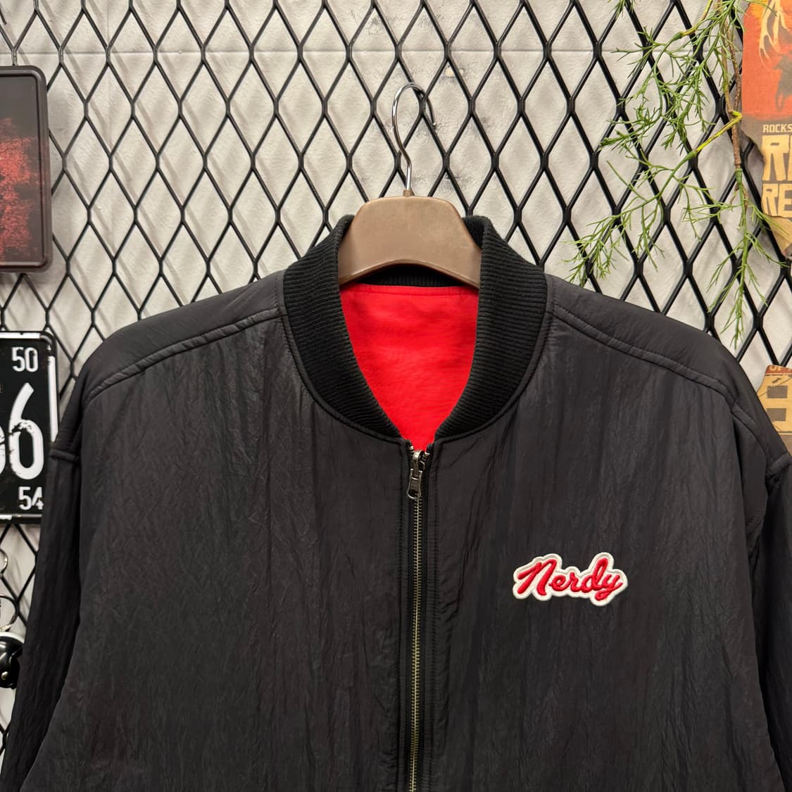 널디 리버시블 봄버 바시티자켓 후면 프린팅 포인트 레드 블랙 상품이미지5