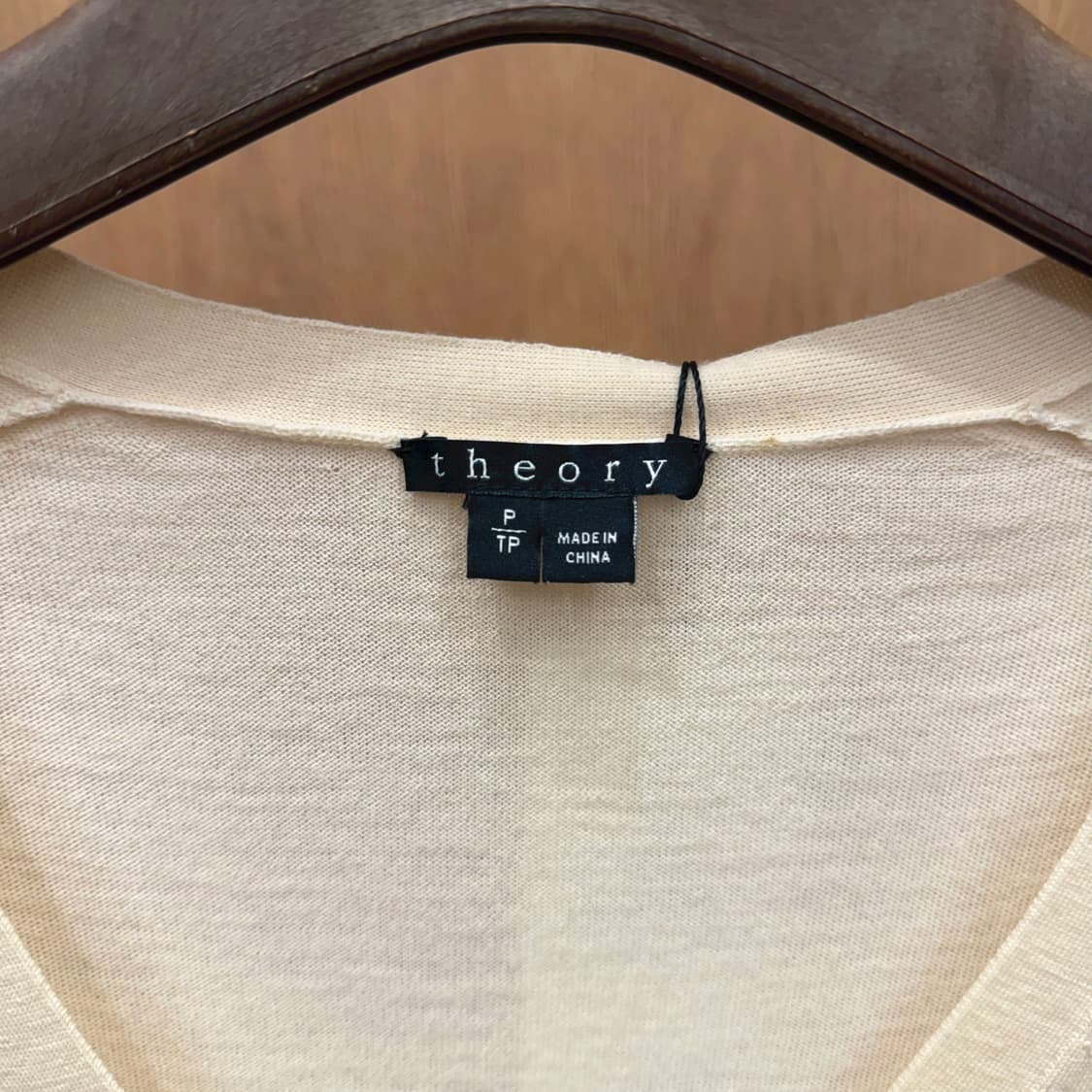 띠어리 울 브이넥 긴팔 니트 가디건 무지 디테일 슬림핏 아이보리 상품이미지6