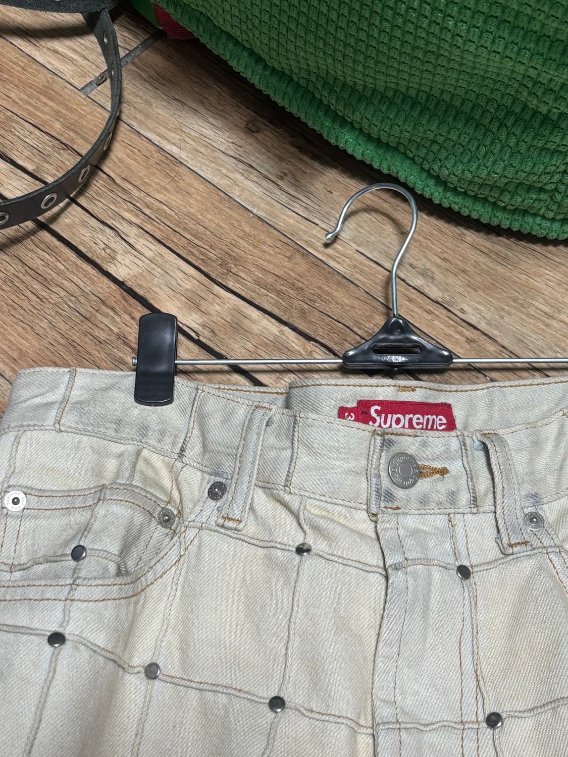 슈프림 스터디드 심 루즈 핏 진 30 상품이미지3