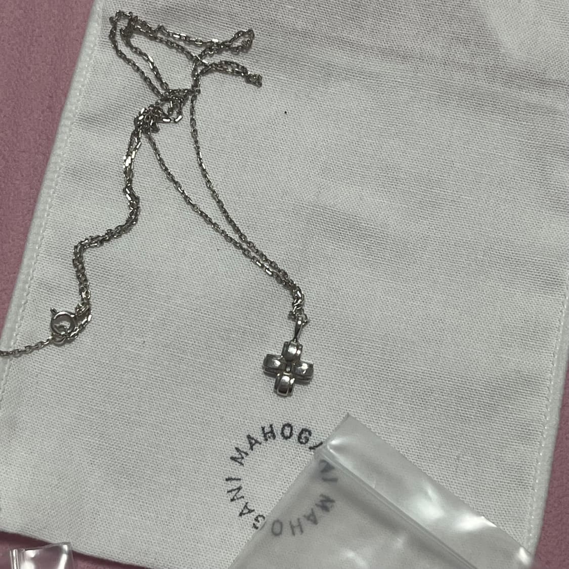 아몬즈 마호가니 크로스 목걸이 (정가13만8천원) 상품이미지4