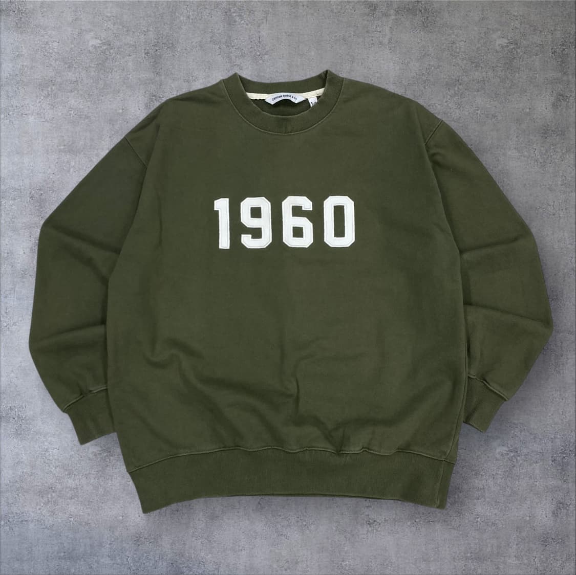 유니폼 브릿지 카키 컬러 1960 빅로고 맨투맨 상품이미지1