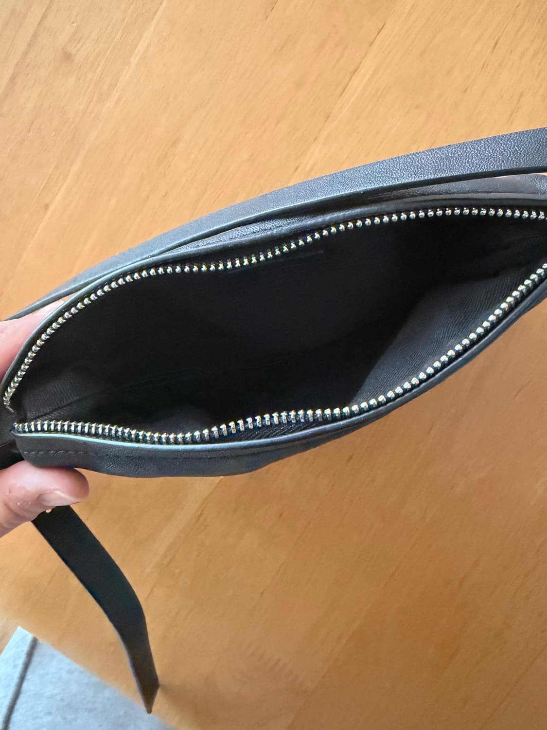 코스 개더드 레더 숄더백 상품이미지2