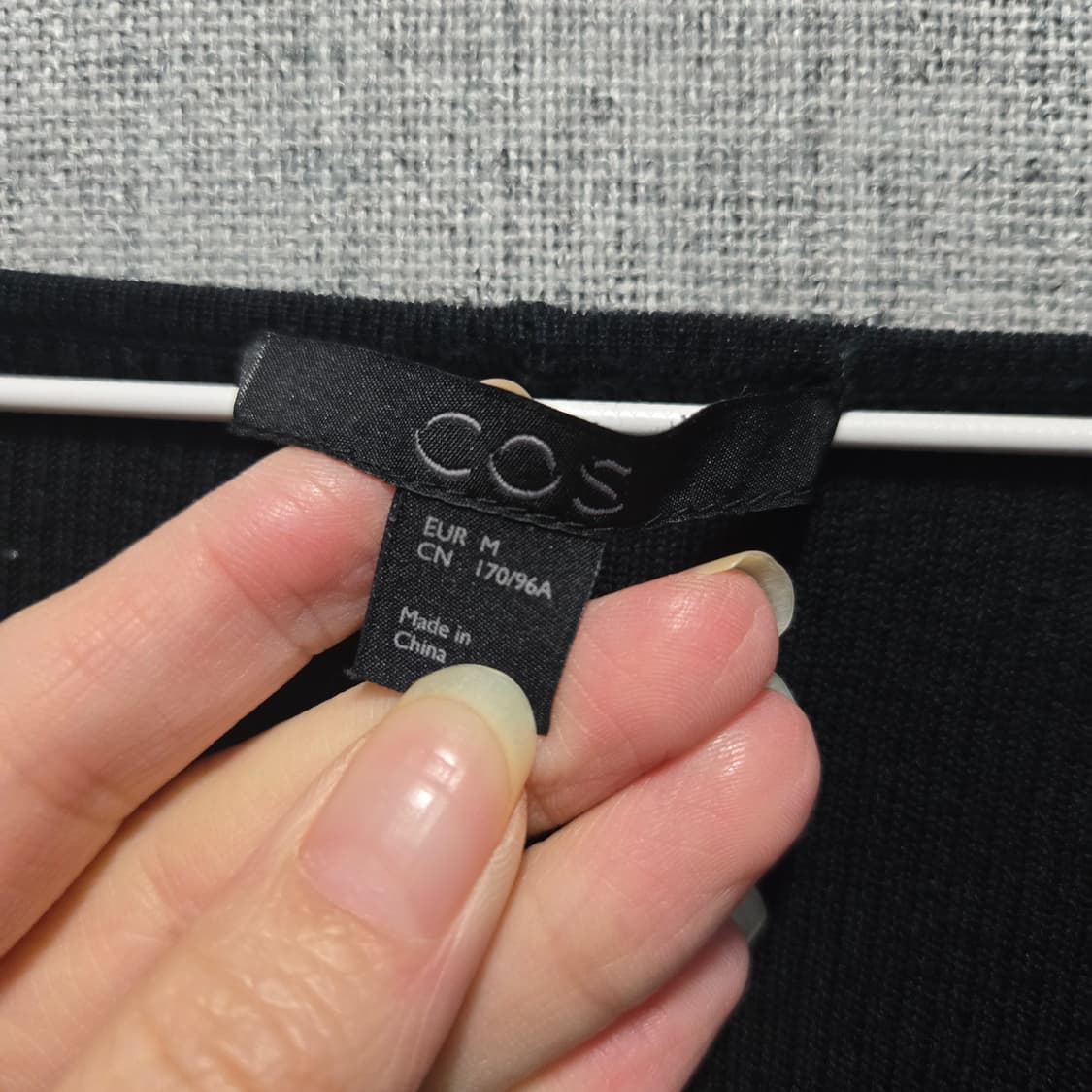 코스 쫀쫀티 블랙 V넥 긴팔 니트  상품이미지3