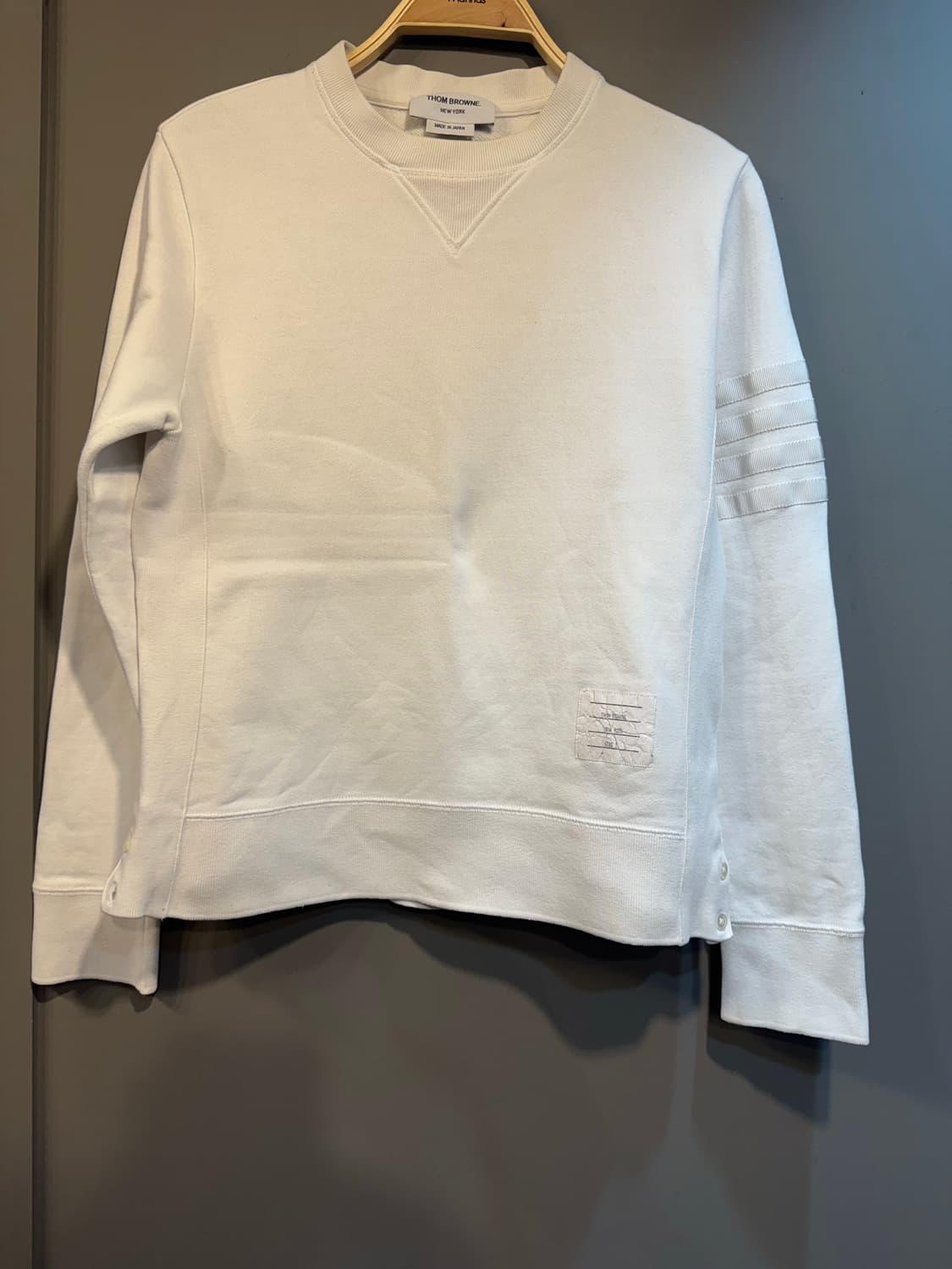 톰브라운 맨투맨 상품이미지1