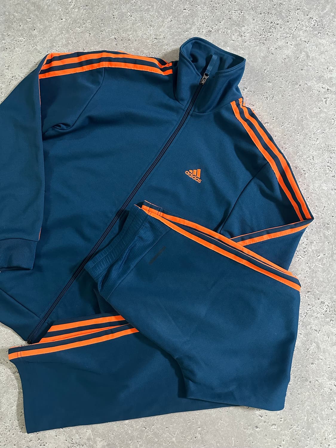 올드스쿨 퍼포먼스 트랙탑 & 트랙팬츠 셋업 상품이미지1