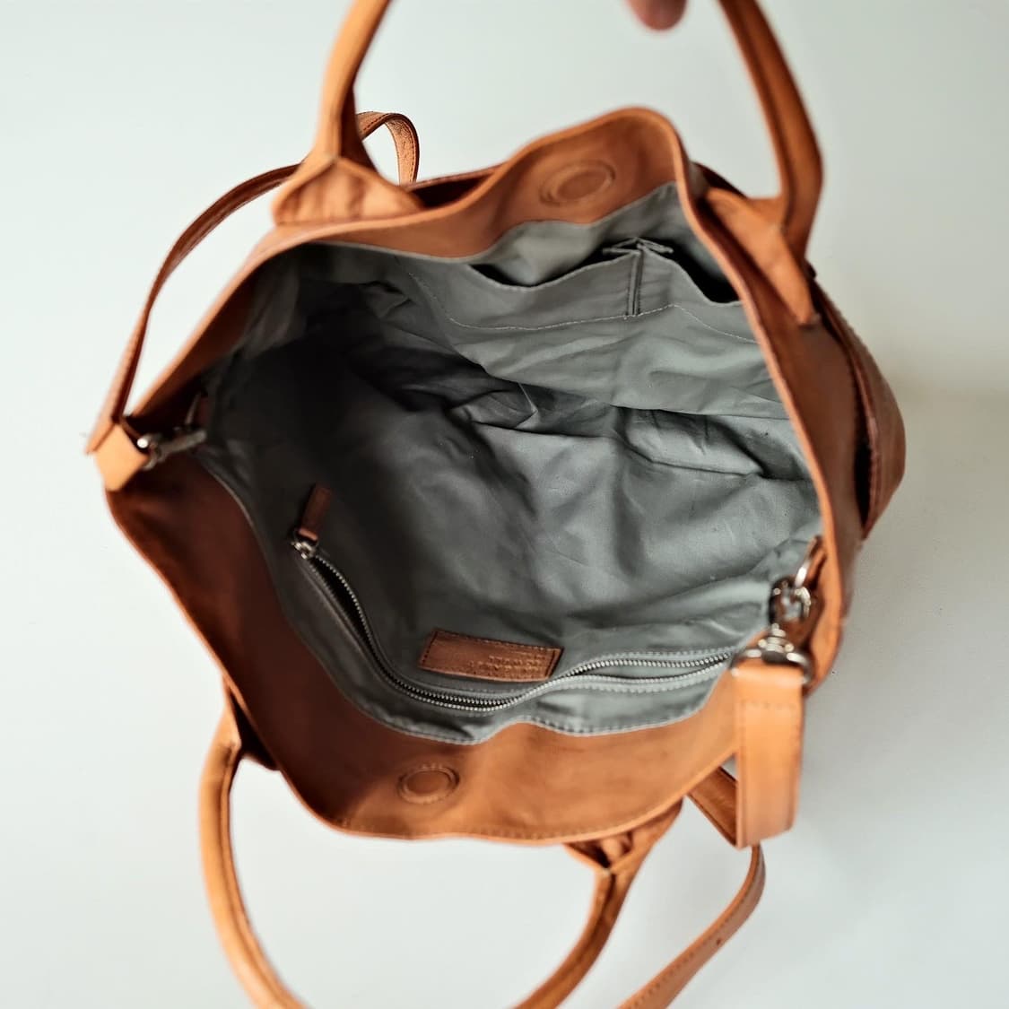 마가렛호웰 아이디어 헬멧백 카멜  상품이미지9