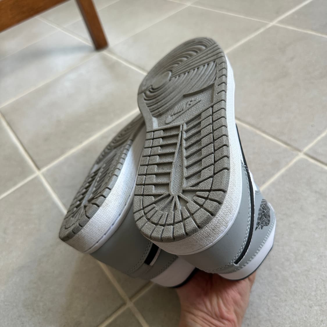 조던 1 미드 스모크 그레이 상품이미지5