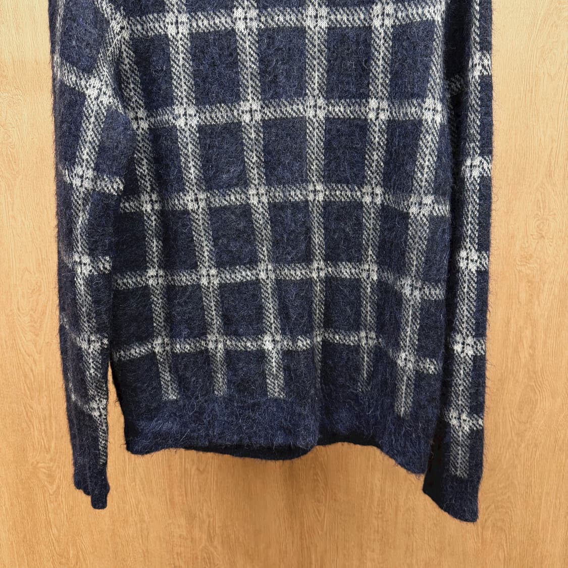 시스템 라운드넥 체크 니트 플러피 텍스처 디테일 레귤러핏 네이비 상품이미지5