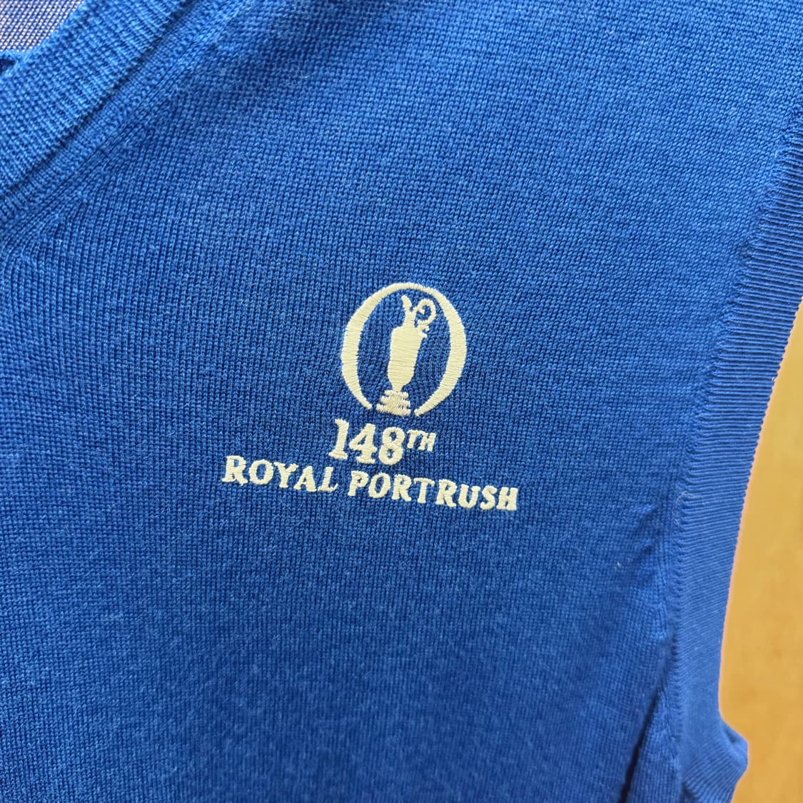 휴고 보스 브이넥 니트 베스트 로고 자수 디테일 레귤러핏 블루 상품이미지6