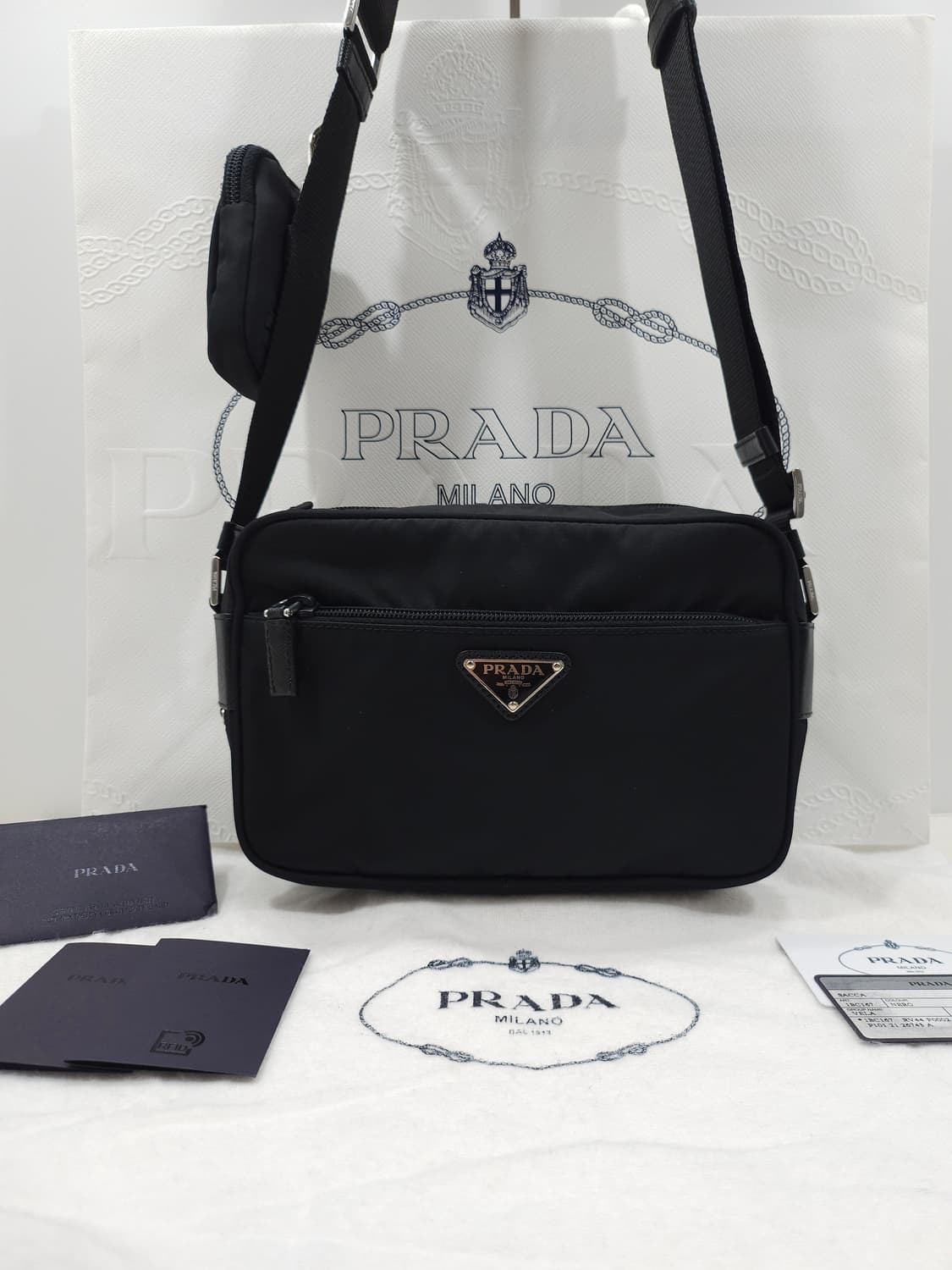 프라다 리나일론 숄더백 상품이미지1