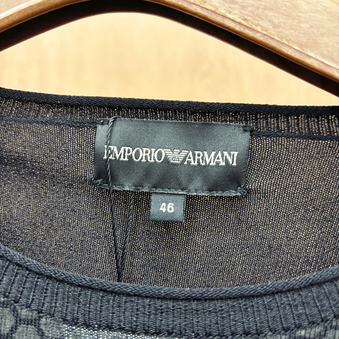 엠포리오 아르마니 긴팔 티셔츠 프론트 엠보 패턴 래글런 디테일 블랙 상품이미지7