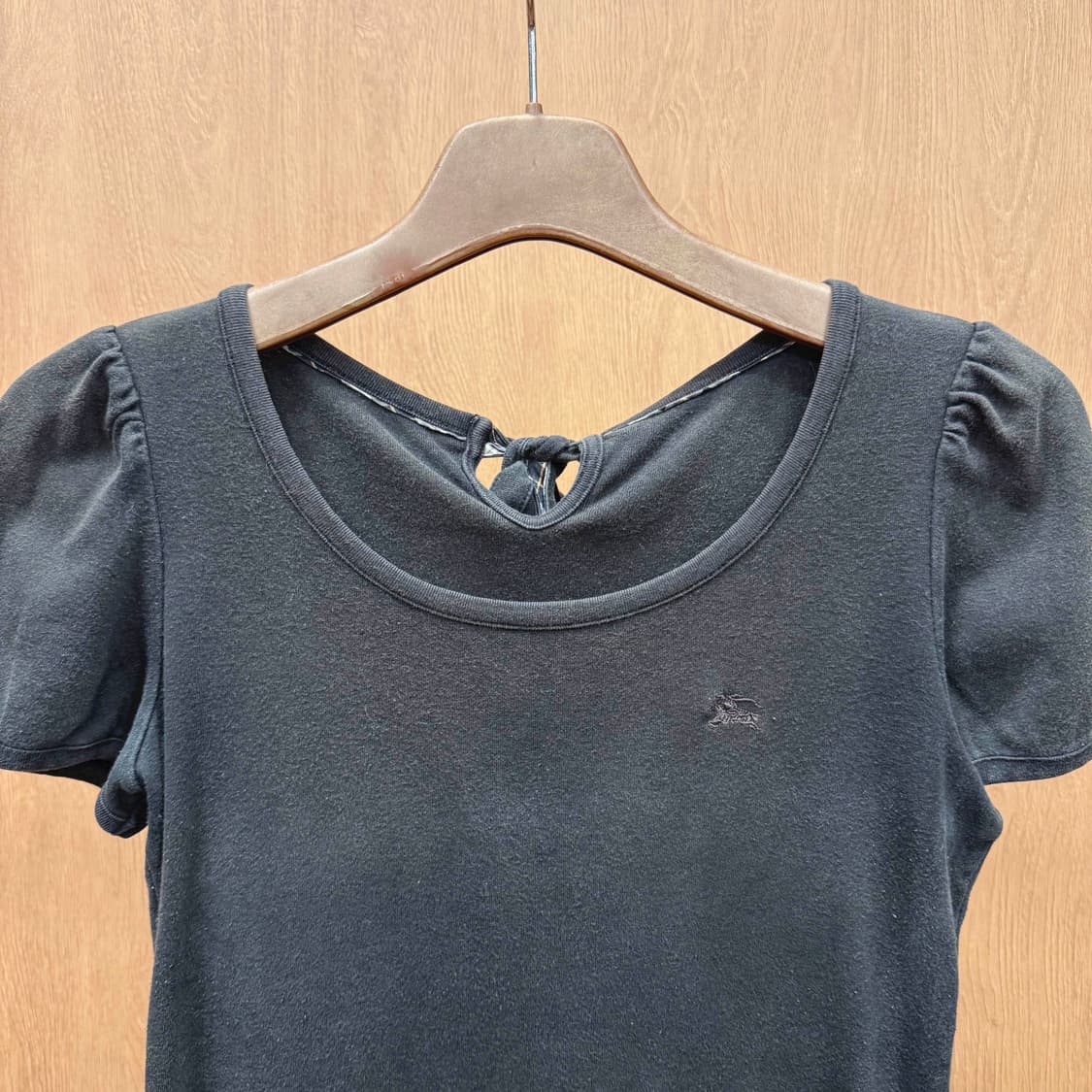 버버리 블루라벨 퍼프 소매 백 리본 디테일 자수 로고 블랙 상품이미지4