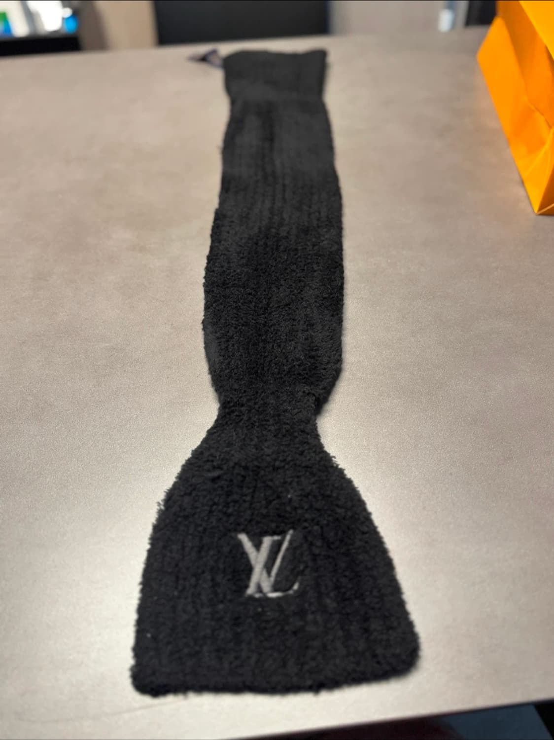 루이비통 온리 LV 미니 컴피 머플러 블랙 상품이미지2