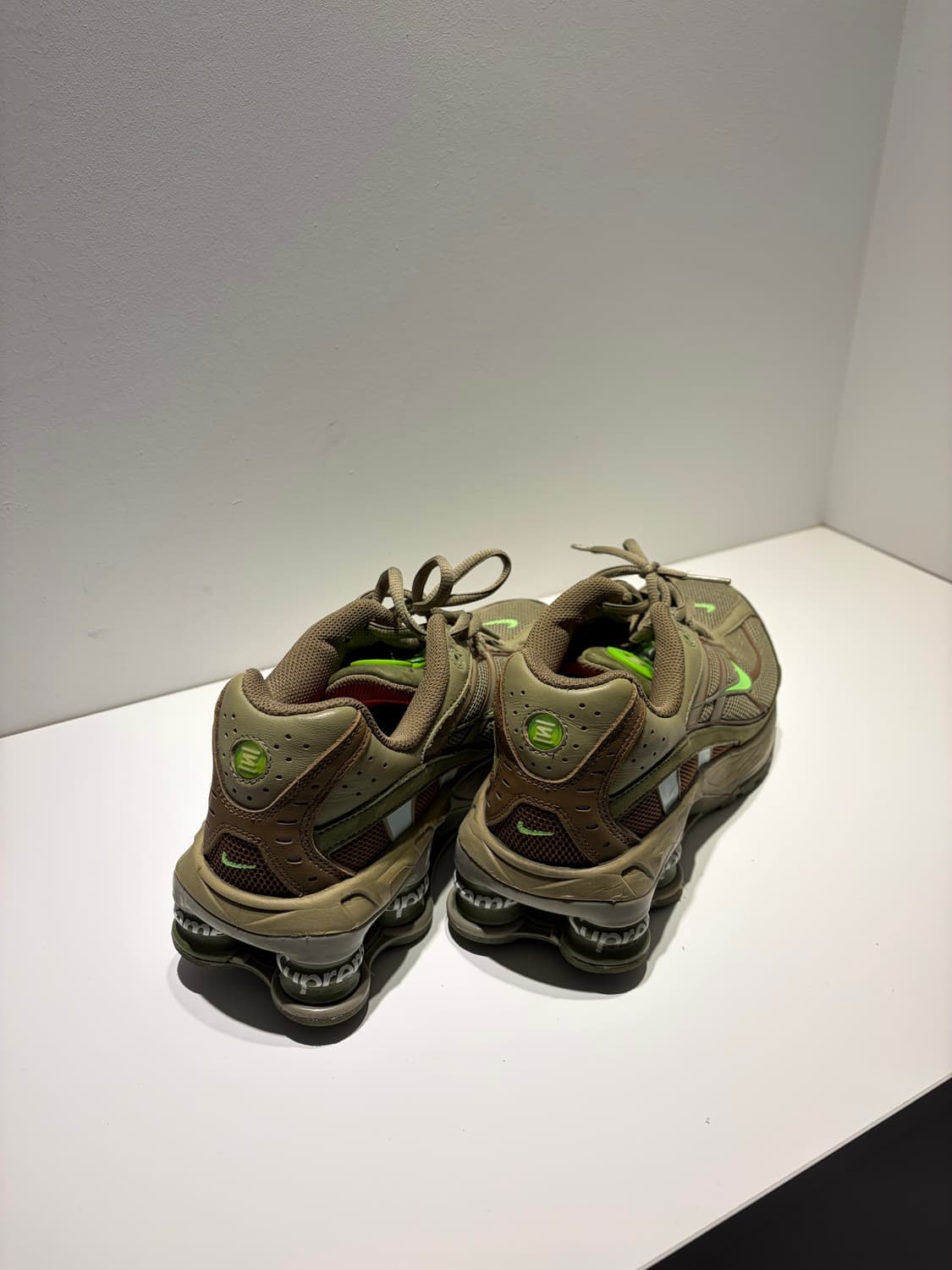 슈프림 나이키 샥스 올리브 260 팝니다 상품이미지4