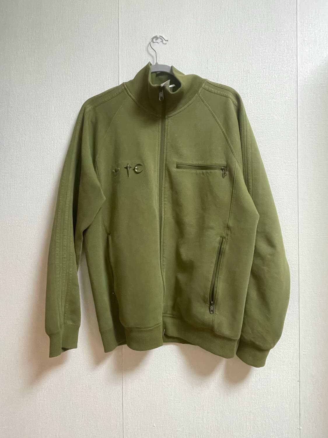 아디다스 X 떠그클럽 콜라보 트랙탑 올리브 (교신 O) 상품이미지2