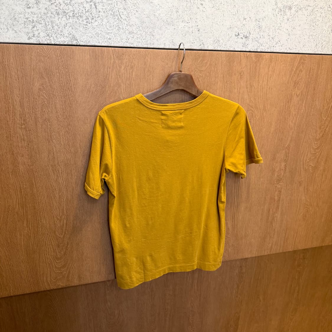 마가렛 호웰 반팔 티셔츠 로고 프린팅 포켓 디테일 레귤러핏 머스타드 상품이미지2