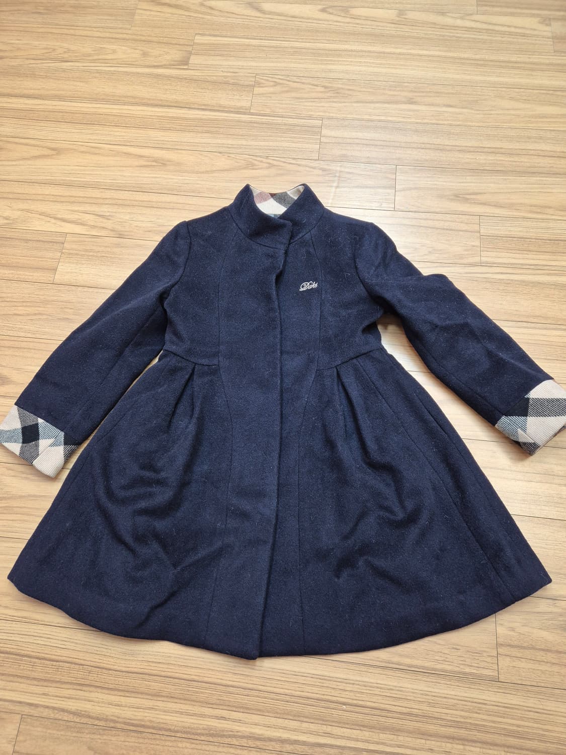 닥스 여아용 네이비 플레어 코트 120사이즈입니다. 닥스 특유의 체크무늬 상품이미지1