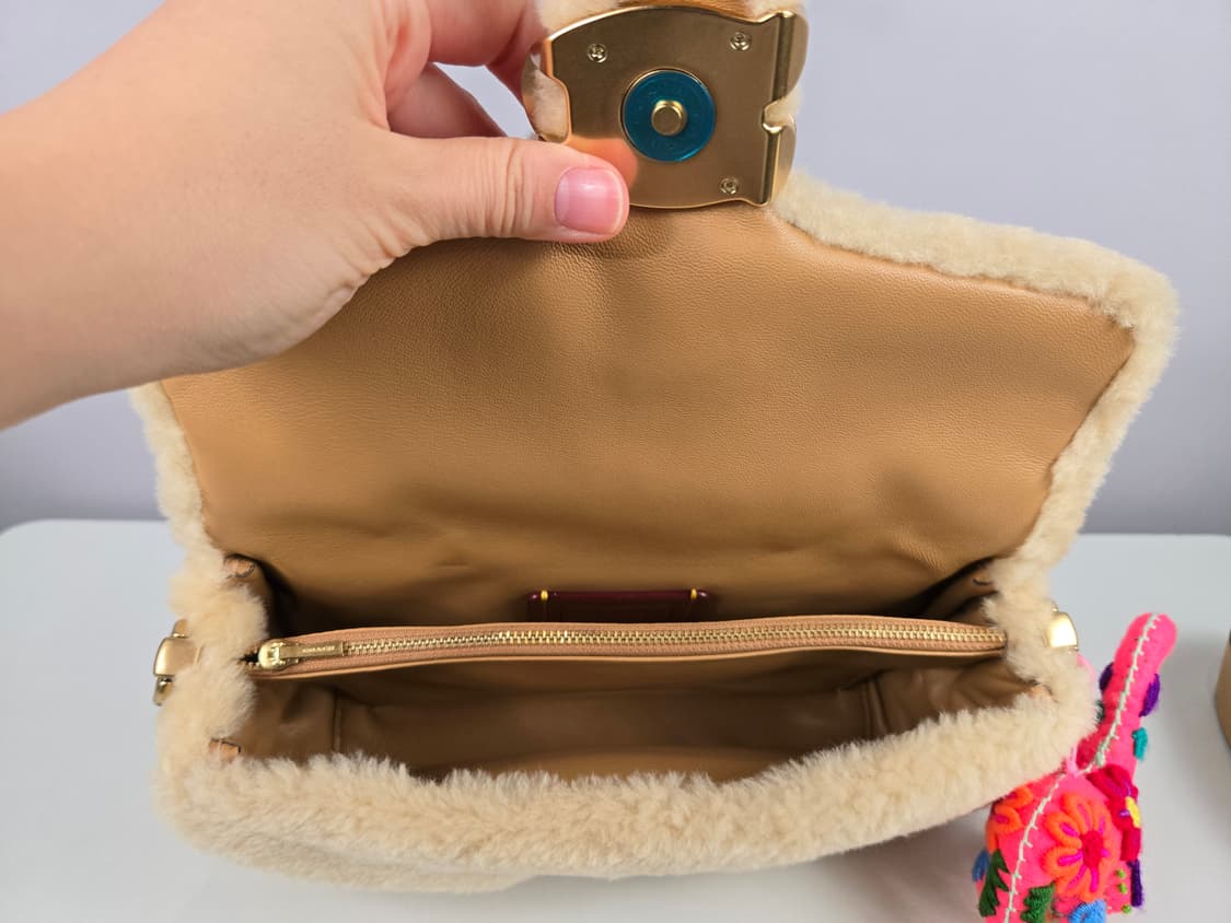 COACH 코치 시어링 필로우 태비 18 웜 뉴트럴 백 가방 정품 양털 상품이미지9