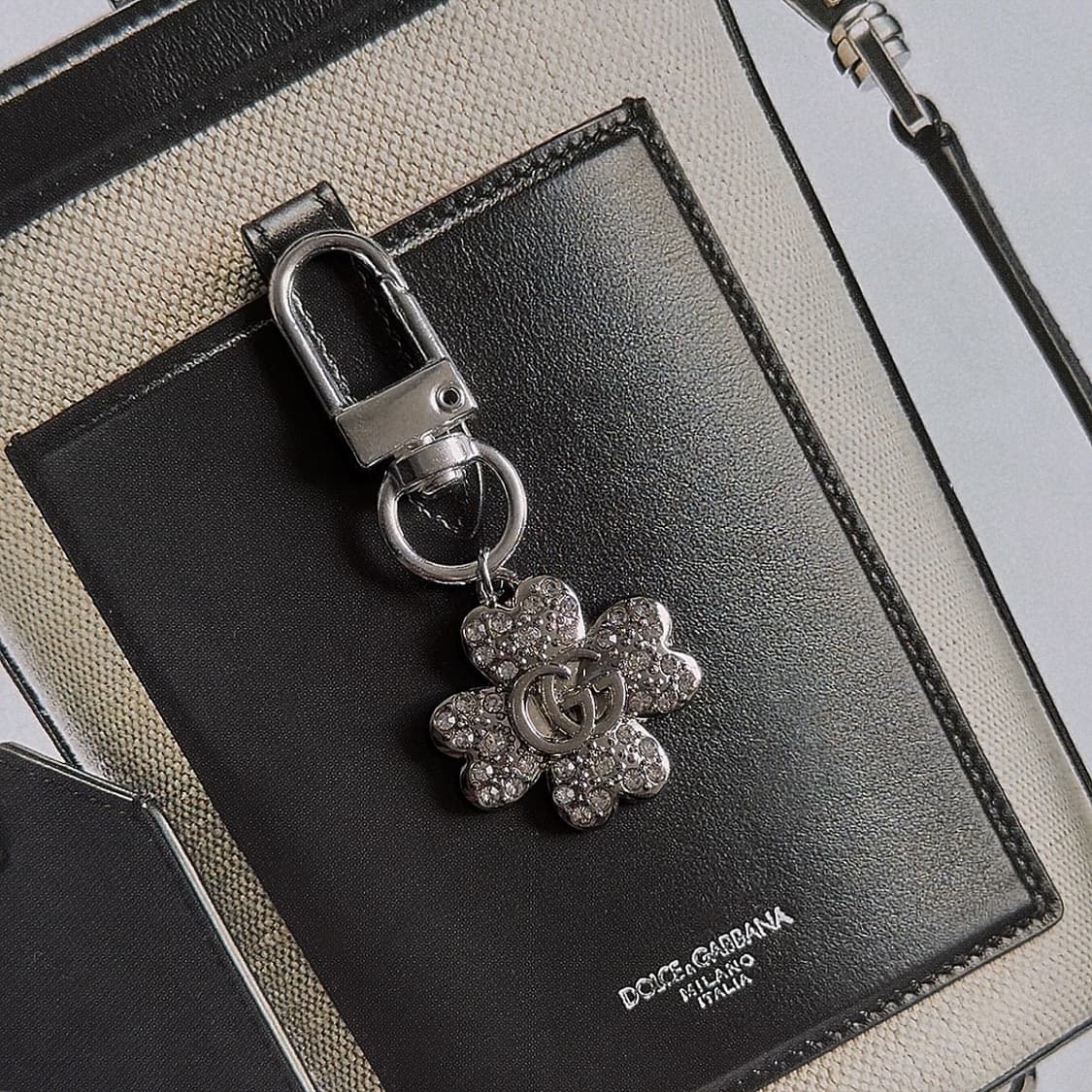 구찌 크리스탈 클로버 키링 상품이미지2