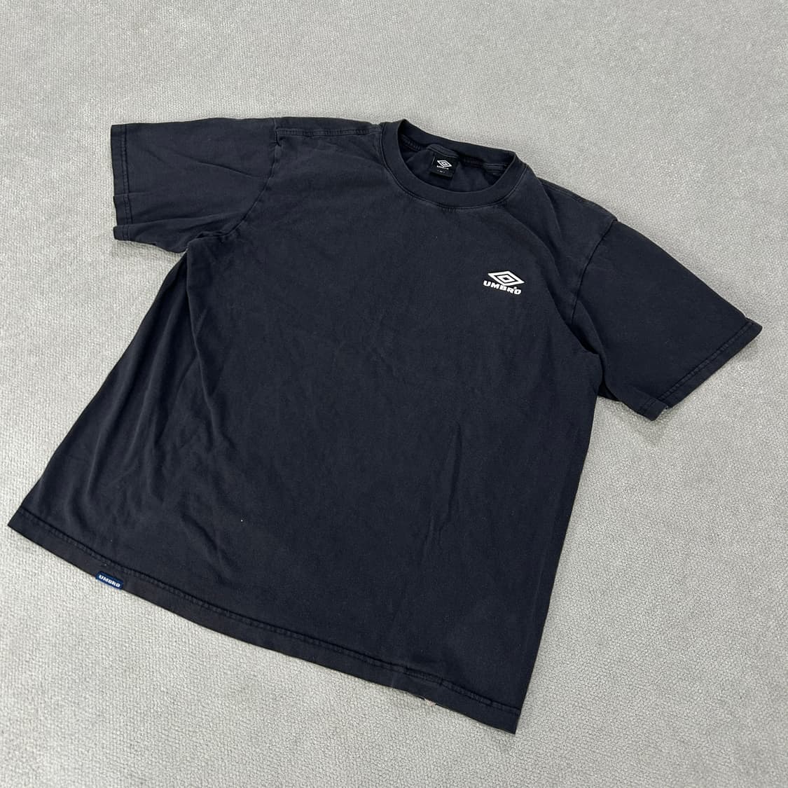 엄브로 블랙반팔티  상품이미지1