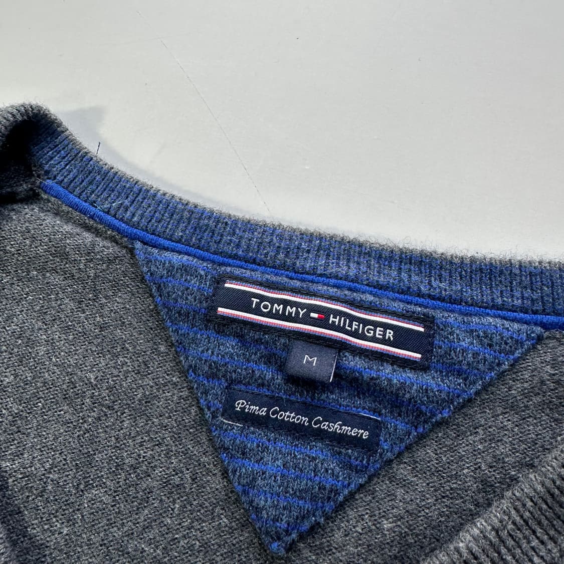 M 95 타미힐피거 챠콜 캐시미어혼방 얇은피마코튼 브이넥니트 상품이미지2