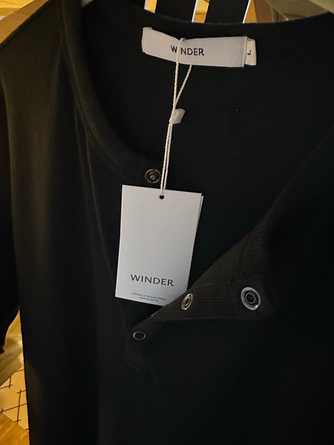 SNAP HENLEY NECK SHORT TOP - BLACK 상품이미지2