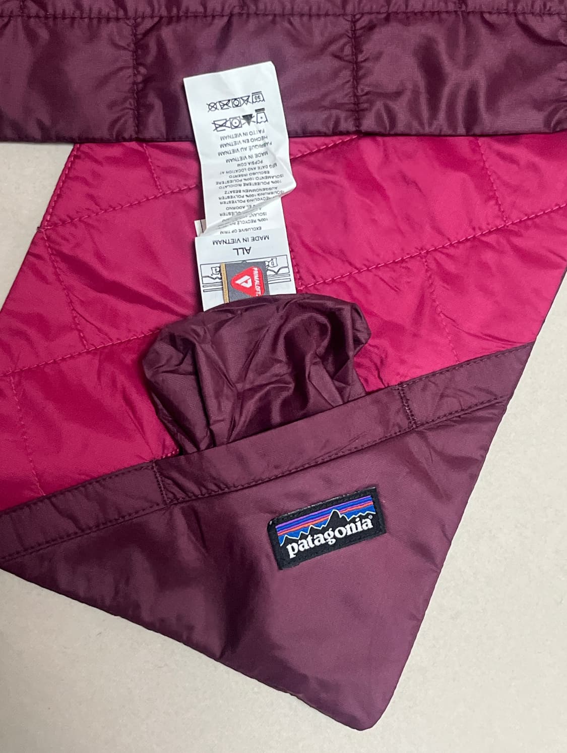 파타고니아 경량패딩 목도리 버건디 상품이미지3