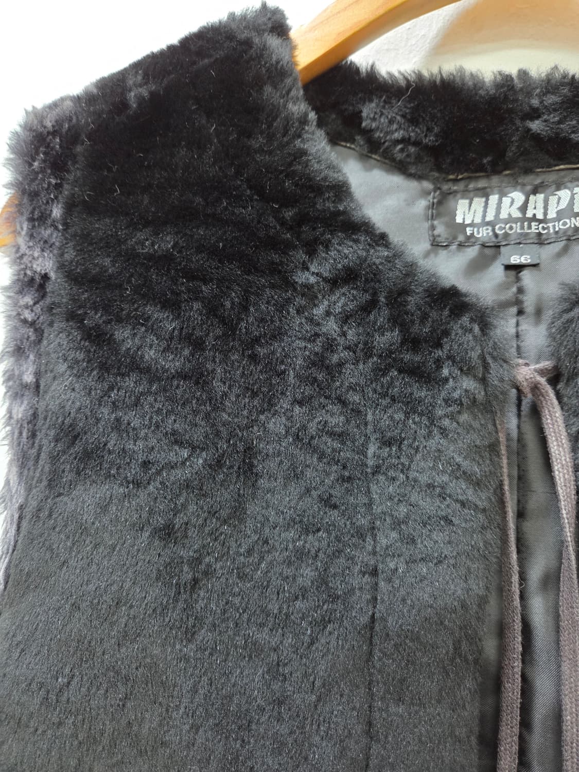 MIRAPE 블랙 퍼 조끼 크롭 상품이미지3