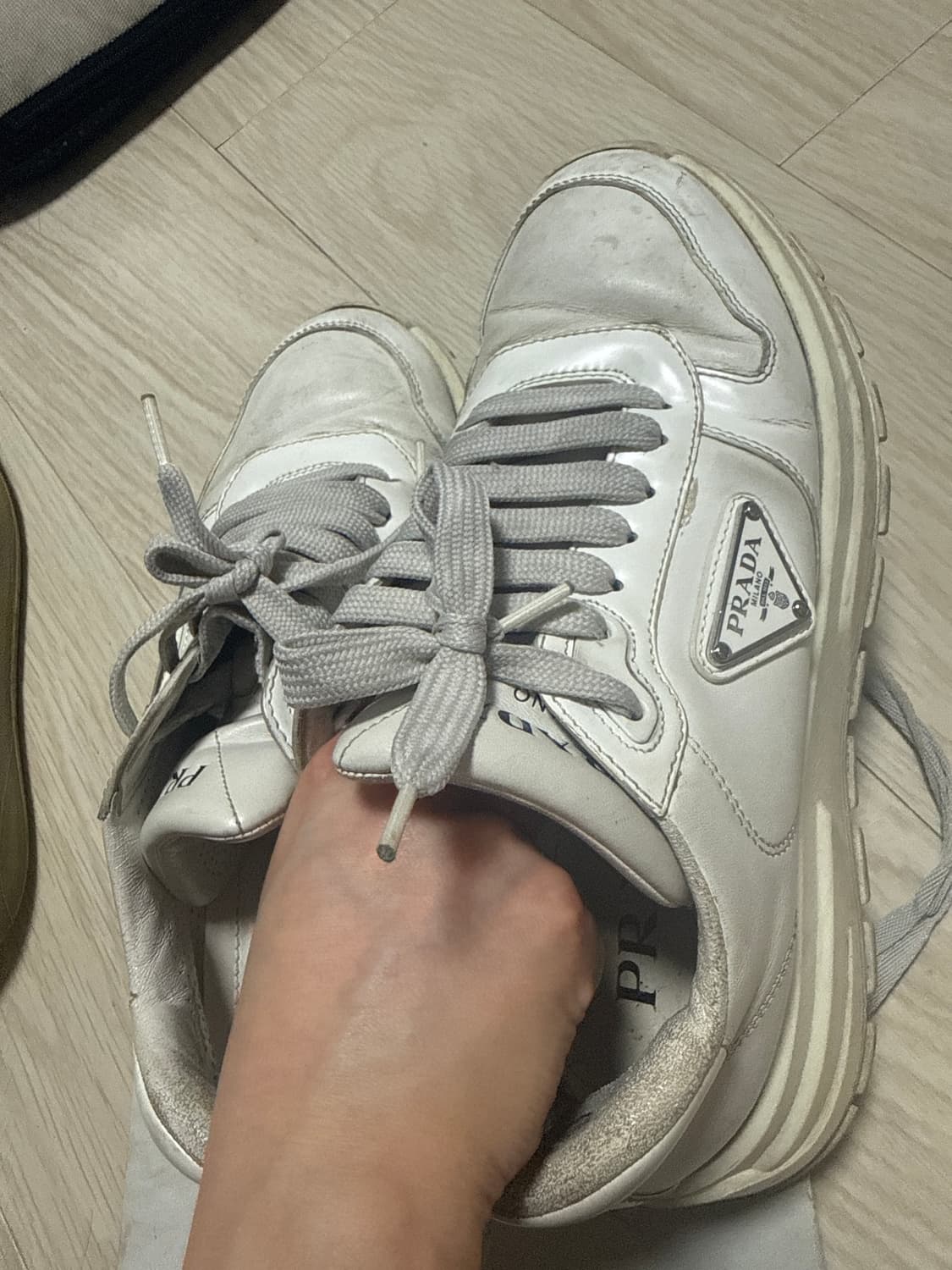 프라다 기본 흰색 스니커즈 상품이미지5