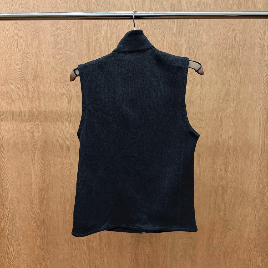 파타고니아 하이넥 플리스 베스트 집업 로고 패치 디테일 슬림핏 블랙 상품이미지3