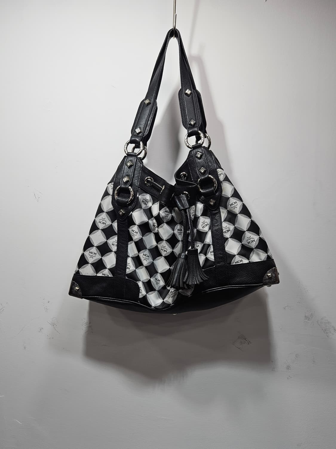 MCM 모노그램 블랙&화이트 숄더겸 토드백 상품이미지1