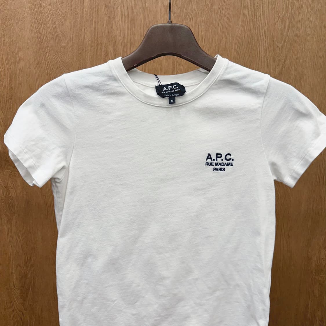 아페쎄 반팔 티셔츠 로고 자수 라운드넥 무지 디테일 레귤러핏 화이트 상품이미지4