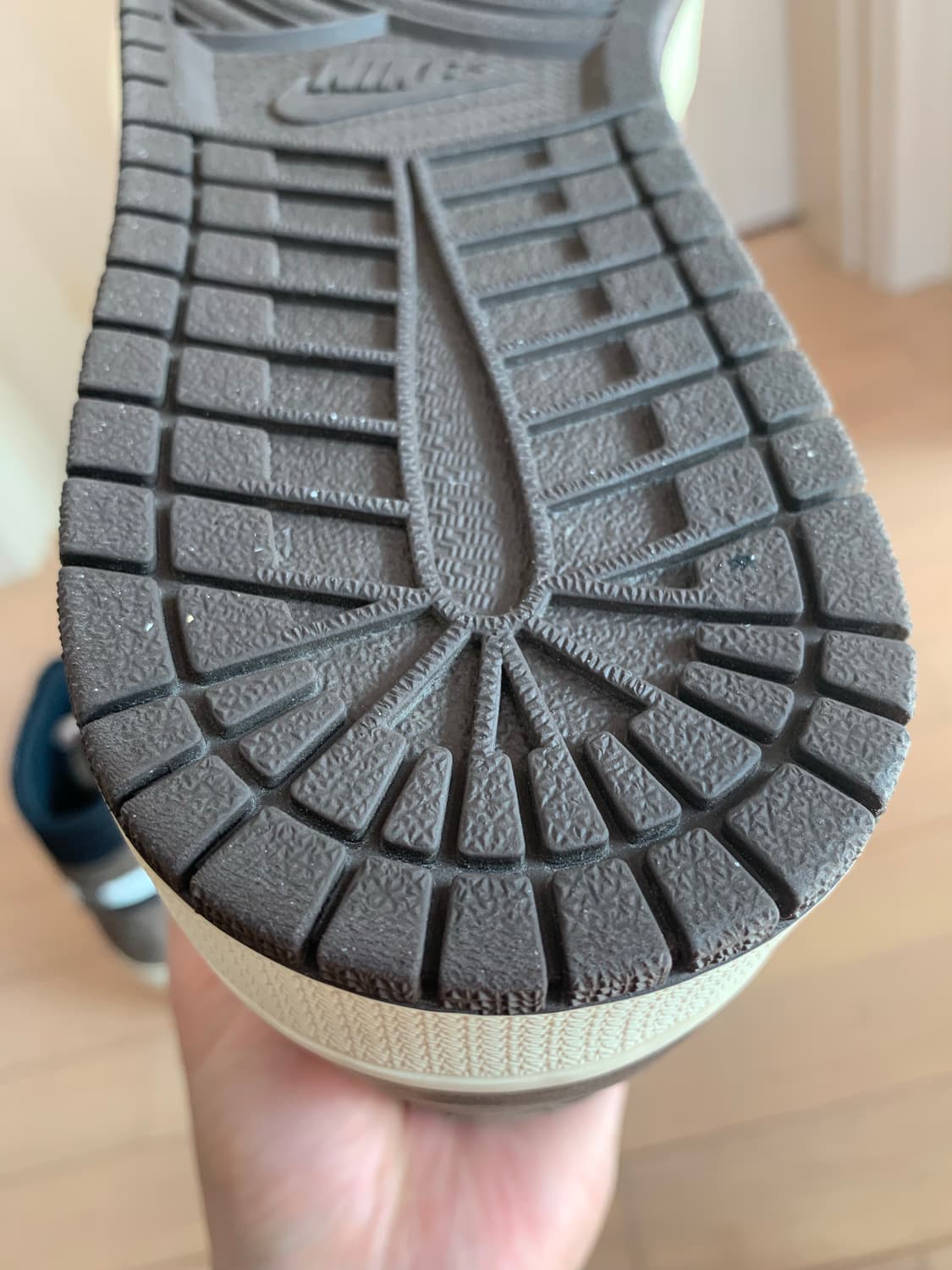 [320] 나이키 x 트래비스 스캇 조던1 하이 OG 상품이미지9